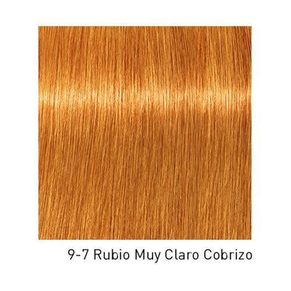 Tintura Schwarzkopf Igora Royal en botella, muestra el color y la textura del producto para teñir el cabello.
