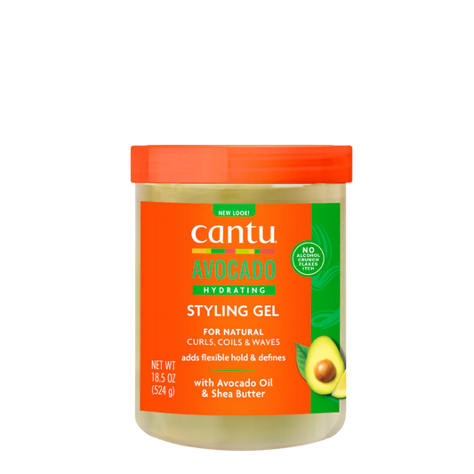 Crema capilar hidratante Cantu para rizos con aguacate, textura cremosa y visible en el frasco.