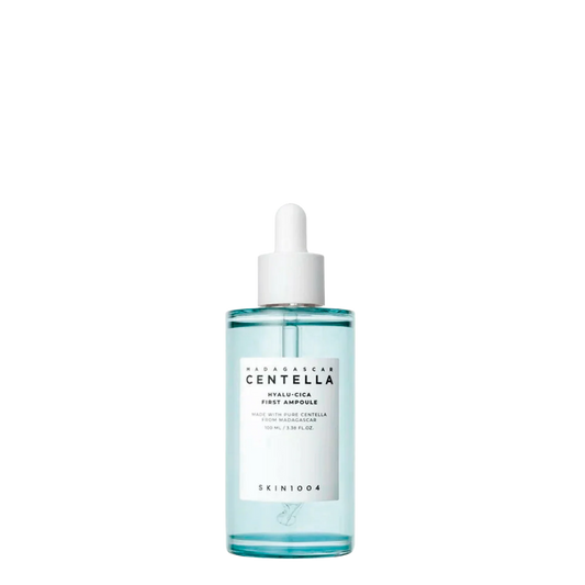 Botella de vidrio de 100 ml con gotero de la ampolla hidratante Madagascar Centella Hyalu-Cica First Ampoule de la marca coreana Skin1004, sérum concentrado de ácido hialurónico y centella asiática.