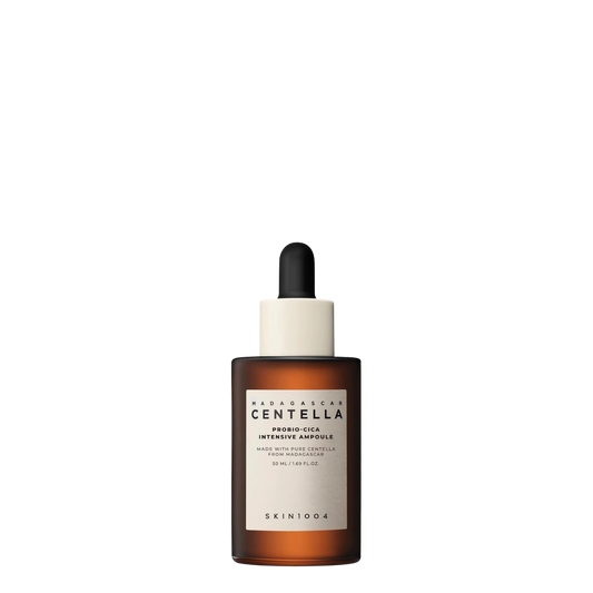 Botella de vidrio de 50 ml con gotero de la ampolla reparadora Madagascar Centella Probio-Cica Intensive Ampoule de la marca coreana Skin1004, sérum nutritivo lechoso con centella fermentada y ceramidas.