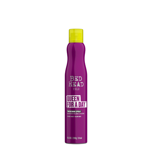 Botella de aerosol morada de 311ml de Spray Fijador Voluminizador Queen For A Day Bed Head by TIGI, tratamiento texturizante para cabello fino o plano.