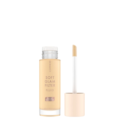 Base facial Catrice Soft Glam Filter Fluid en varios tonos, fluido perfeccionador que ofrece acabado suave y natural en la piel.