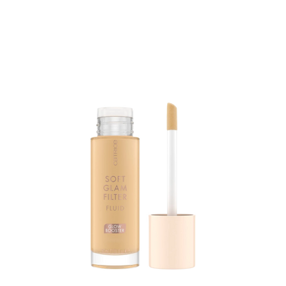 Base facial Catrice Soft Glam Filter Fluid en varios tonos, con textura ligera y acabado natural en el rostro.