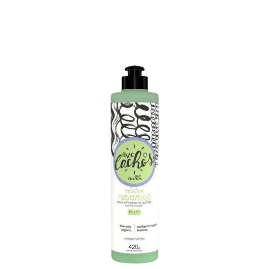 Botella de 420 g de Gelatina Modeladora Love Curls de la marca Griffus, gel de estilizado profesional liberado para definir, fijar y controlar el frizz de cabellos rizados y crespos.