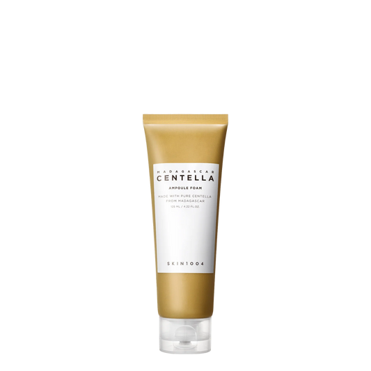 Limpiador facial en espuma con centella y ampoule de SKIN1004, 125 ml, para piel calmada y limpia.
