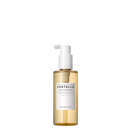 Botella transparente de 200 ml con bomba dosificadora del aceite limpiador facial Madagascar Centella Light Cleansing Oil de la marca coreana Skin1004, paso uno de la doble limpieza.