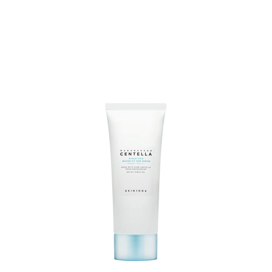 Tubo de 50 ml con dispensador del protector solar coreano Madagascar Centella Hyalu-Cica Water-Fit Sun Serum SPF50+ PA++++ de la marca Skin1004, fotoprotector ligero tipo sérum hidratante.