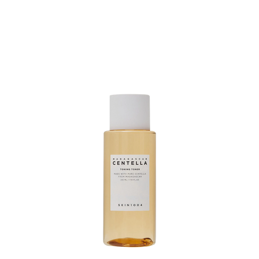 Botella cilíndrica de 210 ml de tónico facial Madagascar Centella Toning Toner de la marca coreana Skin1004, tratamiento hidratante y exfoliante suave diario para todo tipo de piel.