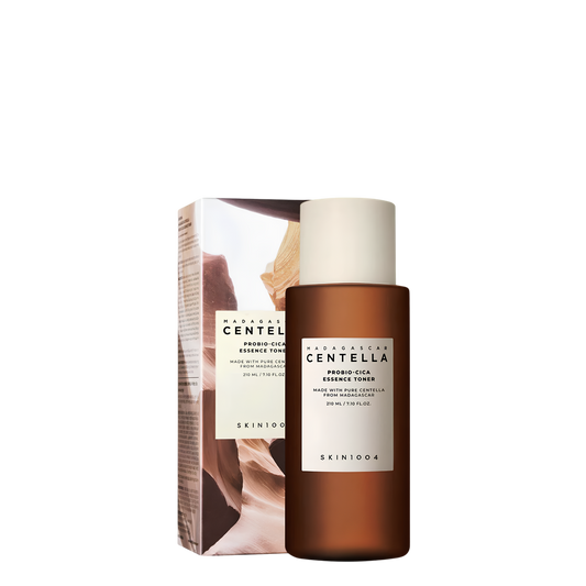 Botella de 210 ml del tónico esencia riparador Madagascar Centella Probio-Cica Essence Toner de la marca coreana Skin1004, textura lechosa con centella fermentada y ceramidas para piel sensible.