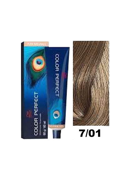 Tinte Wella Color Perfect 7.01 en botella con color uniforme y cabello teñido de tono rubio claro natural